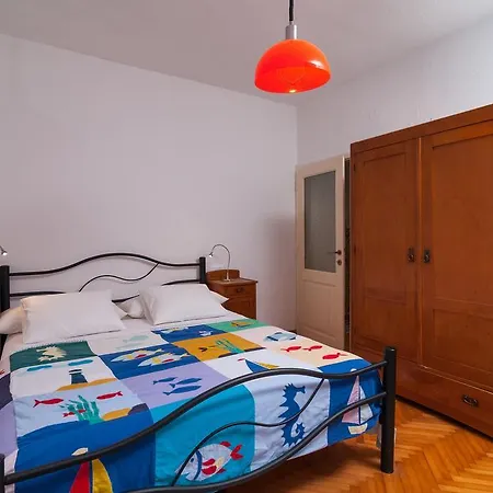 Apartman Luka Sutivan